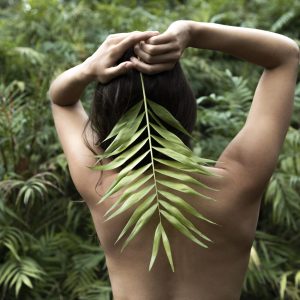 mujer-de-vista-trasera-posar-con-hoja